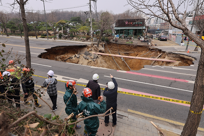 지난해 강동구 대명초등학교 도로에서 발생한 대형 싱크홀(땅꺼짐) 현장의 모습.&nbsp;ⓒ연합뉴스