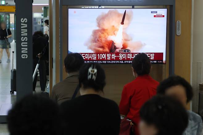 북한이 단거리 탄도미사일 10여 발을 무더기 발사한 20일 서울역에 관련 뉴스가 나오고 있다. ⓒ연합뉴스