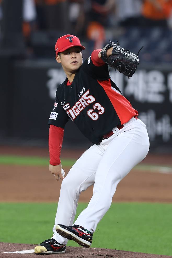 KIA 시라카와 케이쇼가 19일 대전 한화전에서 힘껏 투구하고 있다. KIA 타이거즈 제공