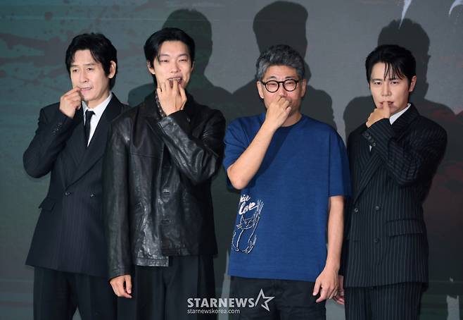 배우 설경구, 류준열, 김홍선 감독, 배우 이규형이 20일 오전 서울 마포구 호텔 나루 서울 엠갤러리에서 진행된 넷플릭스 오리지널 시리즈 '들쥐' 제작발표회에 참석해 포즈를 취하고 있다.  의문의 존재 '들쥐'에게 이름, 얼굴, 인생을 송두리째 빼앗긴 소설가 '문재'와 잃어버린 돈을 회수하려는 사채업자 '노자', 그리고 형사 '순용'이 들쥐의 정체를 쫓으며 벌어지는 이야기를 그린 추적 스릴러 '들쥐'는 오는 28일 공개된다. /2026.08.20 /사진=이동훈 photoguy@