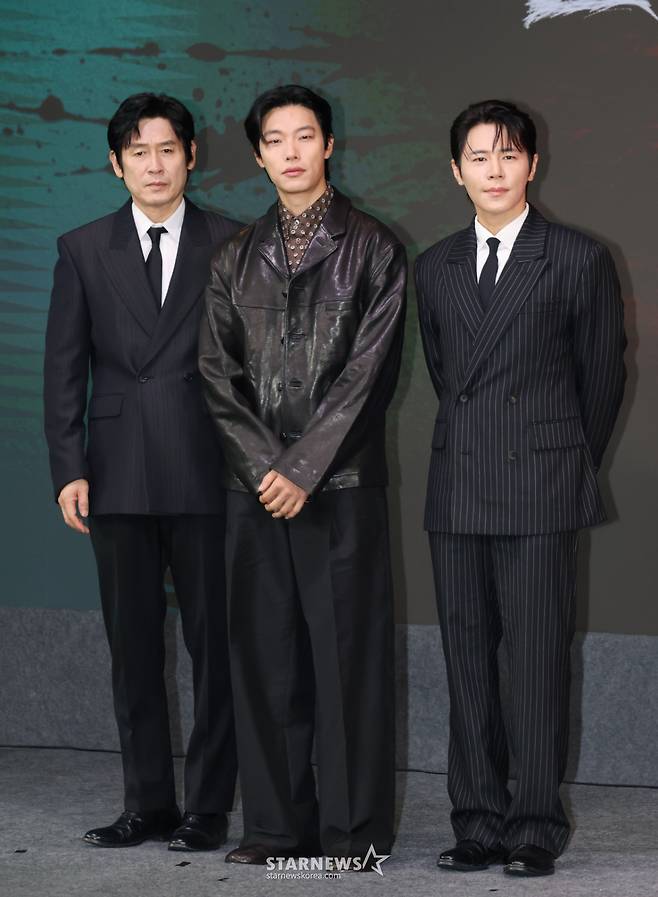 배우 설경구, 류준열, 이규형이 20일 오전 서울 마포구 호텔 나루 서울 엠갤러리에서 진행된 넷플릭스 오리지널 시리즈 '들쥐' 제작발표회에 참석해 포즈를 취하고 있다.  의문의 존재 '들쥐'에게 이름, 얼굴, 인생을 송두리째 빼앗긴 소설가 '문재'와 잃어버린 돈을 회수하려는 사채업자 '노자', 그리고 형사 '순용'이 들쥐의 정체를 쫓으며 벌어지는 이야기를 그린 추적 스릴러 '들쥐'는 오는 28일 공개된다. /2026.08.20 /사진=이동훈 photoguy@