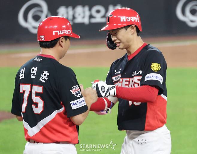 2026 신한 SOL KBO리그 한화 이글스 대 KIA 타이거즈 경기가 18일 대전한화생명볼파크에서 열렸다.  KIA 박재현이 4회초 2사 1,2루에서 1타점 적시타를 날리고 출루한 후 김연훈 코치의 환영을 받고 /사진=김진경 kim.jinkyung@