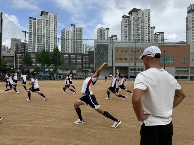 U-18 대표팀과 다카하시 코치가 함께 훈련을 하고 있다. /사진=대한야구소프트볼협회 제공
