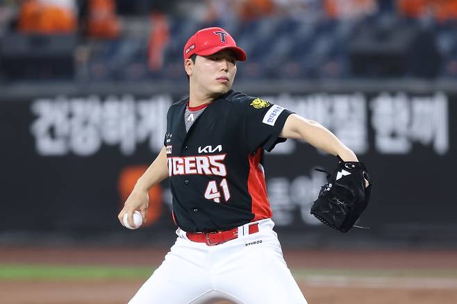 20일 오후 대전 한화생명 볼파크에서 열린 '2026 신한 SOL KBO리그' KIA 타이거즈와 한화 이글스의 경기, KIA 선발 황동하가 공을 힘차게 던지고 있다. KIA 타이거즈
