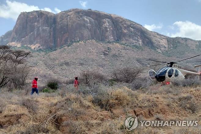 19일(현지시간) 케냐 삼부루 올롤로퀘산 기슭에서 헬기 추락 사고가 나 적십자 긴급 구호팀이 대응에 나서고 있다.[케냐 적십자/AP=연합뉴스. 재판매 및 DB 금지]