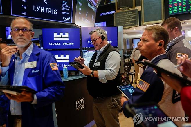 미국 뉴욕증권거래소(NYSE) 트레이더들 [로이터=연합뉴스]