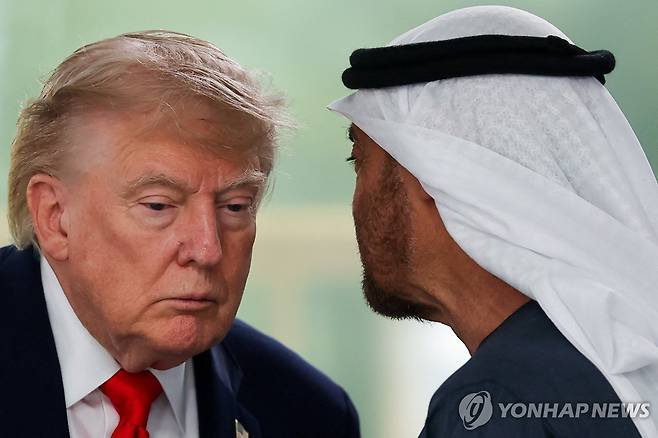 트럼프 미국 대통령과 알나하얀 UAE 대통령 [AP=연합뉴스 자료사진. DB 및 재판매 금지]