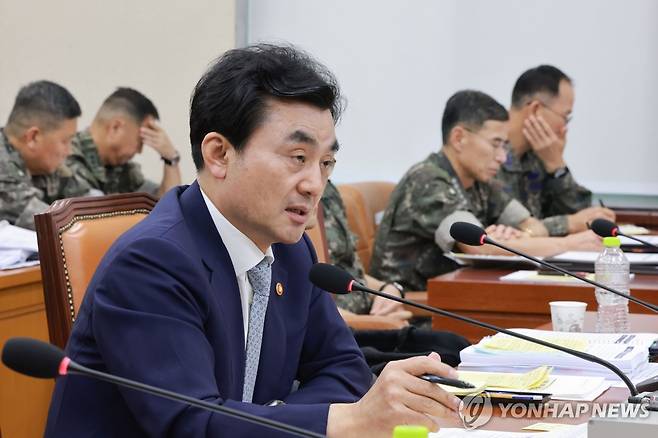 '북 핵무기 57개' 관련 질문 답하는 안규백 국방장관 (서울=연합뉴스) 신현우 기자 = 안규백 국방부 장관이 20일 국회 국방위원회 전체회의에서 국방위원인 국민의힘 성일종 의원의 도널드 트럼프 미국 대통령 '북한 57개 핵무기 보유' 발언 관련 질의에 답하고 있다. 2026.8.20 nowwego@yna.co.kr