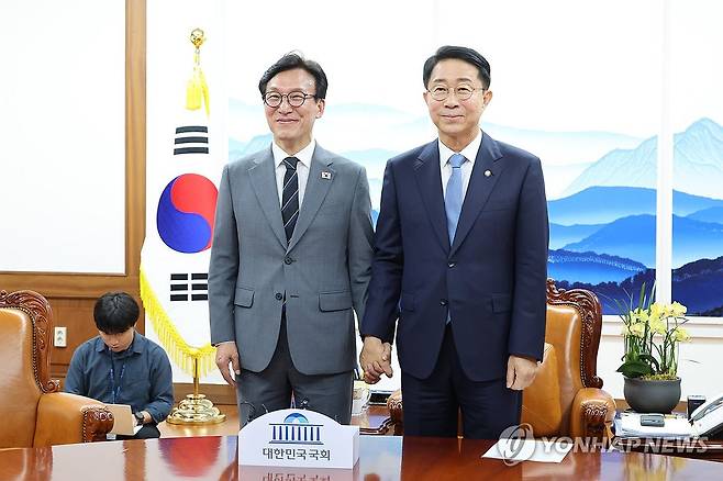 기념 촬영하는 조정식 국회의장과 김민석 대표 (서울=연합뉴스) 배재만 기자 = 조정식 국회의장과 더불어민주당 김민석 대표가 20일 국회의장실에서 만나 환담하기에 앞서 기념 촬영을 하고 있다. 2026.8.20 [공동취재] scoop@yna.co.kr