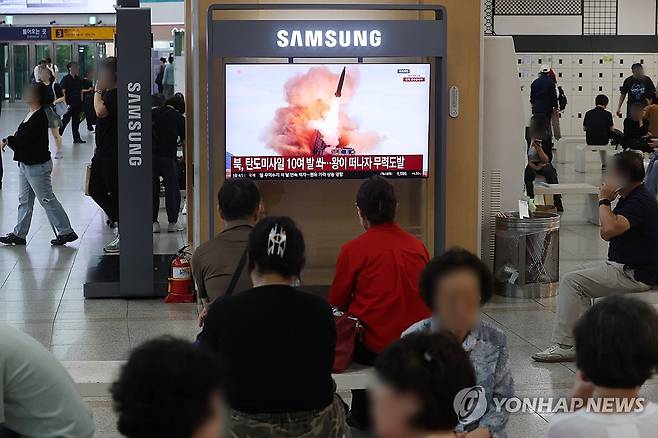 북한, 탄도미사일 도발…10여발 무더기 발사 (서울=연합뉴스) 박동주 기자 = 북한이 단거리 탄도미사일 10여 발을 무더기 발사한 20일 서울역에 관련 뉴스가 나오고 있다. 2026.8.20 pdj6635@yna.co.kr