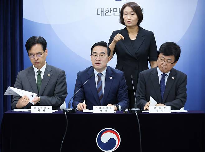 박홍근 기획예산처 장관이 21일 서울 종로구 정부서울청사에서 지방교육재정교부금 개편 관계부처 합동브리핑을 하고 있다. 연합뉴스