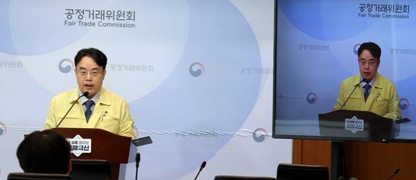 전성복 공정위 국장이 20일 석유화학 사업재편 관련 대산 1호 기업결합 건 심사 결과를 발표하고 있다. 사진=뉴스1