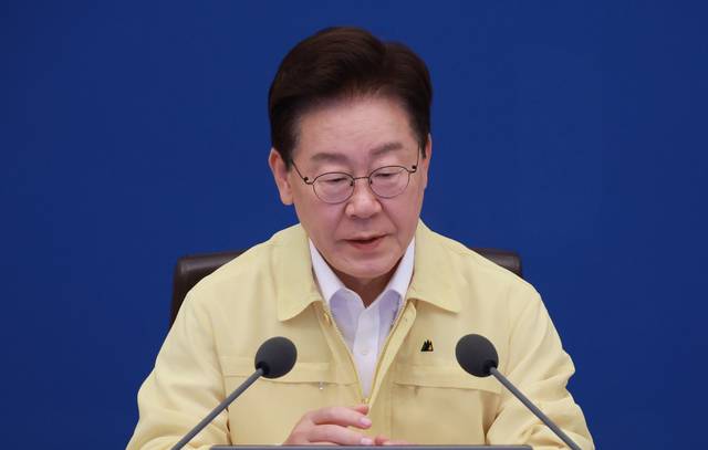 이재명 대통령이 20일 청와대에서 열린 수석보좌관회의 참석해 회의 시작을 기다리고 있다. 연합뉴스