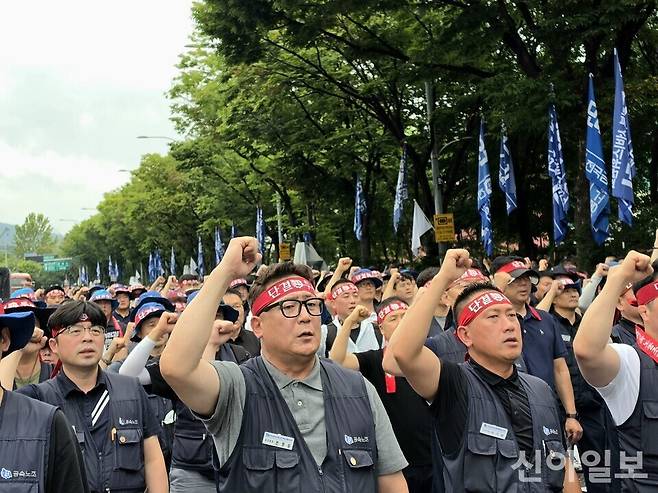 21일 서울 양재동 현대차그룹 본사 앞 도로를 가득 메운 금속노조 조합원들이 주먹을 들어 구호를 외치고 있다.[사진=윤경진 기자]
