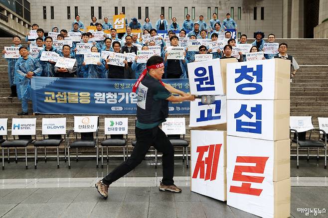 ▲ 금속노조가 지난달 8일 서울 세종문화회관 앞에서 원청교섭 불응 기업을 규탄하고, 7·15 총파업 승리 결의를 밝히는 기자회견을 했다. 박상만 위원장이 원청교섭 제로라고 적은 구조물을 깨는 상징의식을 하고 있다. <자료사진 정기훈 기자>