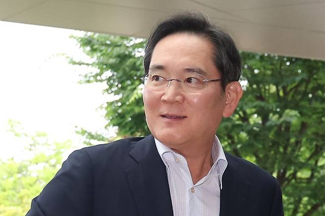 이재용 삼성전자 회장이 지난달 7일 서울 강서구 김포비지니스항공센터에 도착, '억만장자들의 여름 캠프'로 불리는 미국 선밸리 콘퍼런스 참석을 위해 이동하고 있다. 뉴스1 제공
