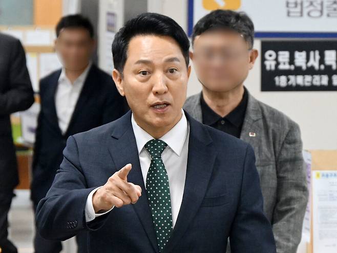 오세훈 서울시장이 21일 서울 서초구 서울고등법원에서 열린 정치자금법 위반 혐의 2심 첫 공판에 출석하고 있다. 공동취재사진