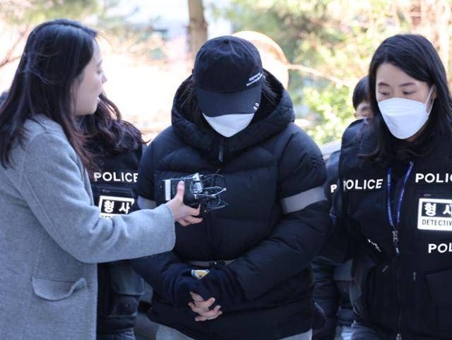 생후 19개월 된 딸을 방임해 숨지게 한 혐의를 받는 20대 친모가 3월 7일 구속 전 피의자 심문(영장실질심사)을 받기 위해 인천지법에 출석하고 있다. 연합뉴스