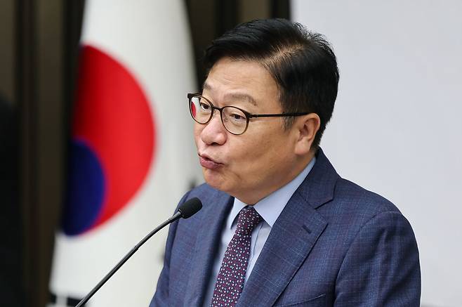 정점식 국민의힘 원내대표가 21일 서울 여의도 국회에서 열린 의원총회에 참석해 모두발언을 하고 있다. 뉴스1