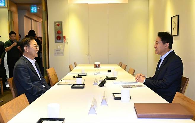 오세훈 서울시장(오른쪽)이 20일 오전 서울 중구 컨퍼런스하우스 달개비에서 김윤덕 국토교통부 장관과 주택 공급 방안을 논의하고 있다. 서울시 제공