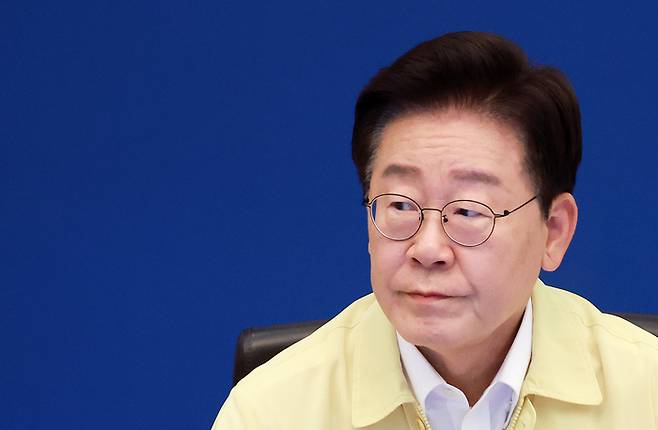 이재명 대통령이 20일 청와대에서 열린 수석보좌관회의에 참석해 있다. [뉴시스]