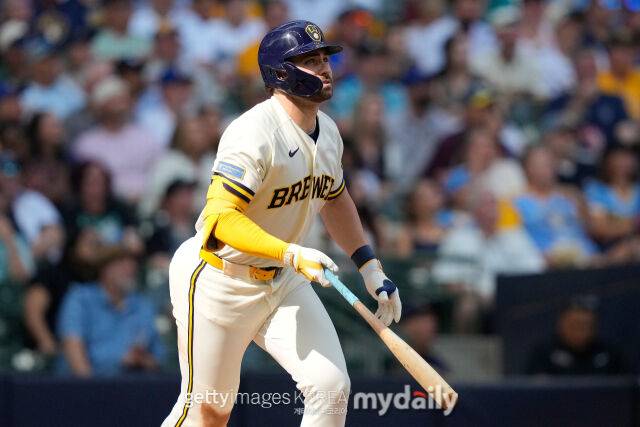 MLB 밀워키 가렛 미첼이 21일(한국시각) 열린 시애틀과 홈 경기 8회말 타석에서 솔로 홈런을 쳤다. 타격 후 타구를 바라보고 있는 미첼. 그는 이날 3안타 3타점으로 활약했다./게티이미지코리아