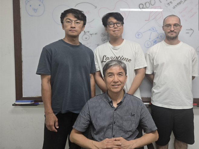 이번 연구를 수행한 KAIST 연구진. 이종훈(뒷줄 왼쪽부터), 장성훈 박사, 코빈 하퍼 박사과정, 조광현 교수.[KAIST 제공]