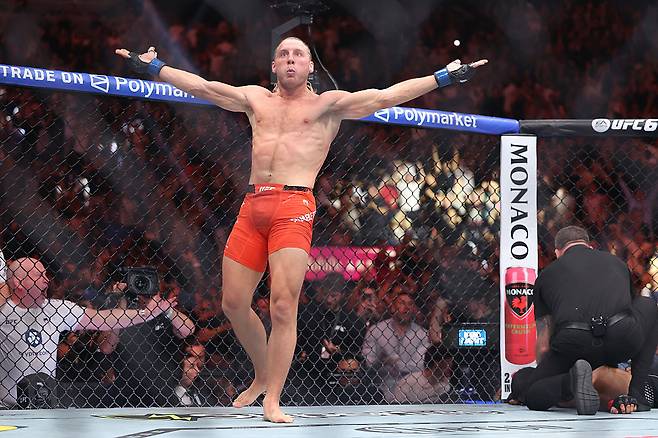 UFC 라이트급 강자 패디 핌블렛이 지난 7월 12일 UFC 329에서 브누아 생드니를 변형 초크 기술인 페루비안 넥타이로 실신 시킨 뒤 익살스런 표정을 짓고 있다. [게티이미지]