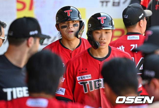 [OSEN=대구, 이석우 기자] 17일 대구삼성라이온즈파크에서 2026 신한 SOL KBO 리그 삼성 라이온즈와 KIA 타이거즈의 경기가 열렸다. 홈팀 삼성은 최원태가, 방문팀 KIA는 김태형이 선발 출전했다. KIA 타이거즈 김도영이 2회초 2사 2루 좌월 2점 홈런을 치고 하이파이브를 하고 있다. 2026.05.17 / foto0307@osen.co.kr