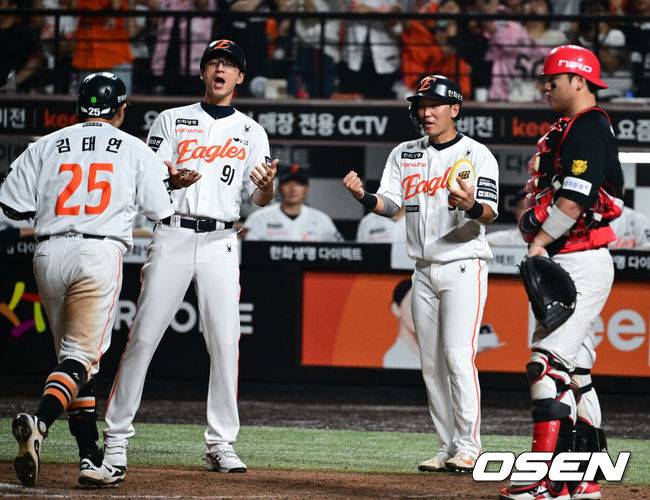 [OSEN=대전, 조은정 기자]20일 대전한화생명볼파크에서 2026 신한은행 SOL KBO리그 한화 이글스와 KIA 타이거즈의 경기가 열렸다.경기에 한화는 류현진, KIA는 황동하를 선발투수로 내세웠다.7회말 무사 1루에서 한화 김태연이 동점 투런 홈런을 날린 뒤 환영을 받고 있다. 2026.08.20 /cej@osen.co.kr