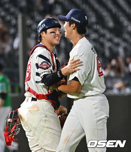 [OSEN=부산, 이석우 기자] 18일 부산 사직야구장에서 2026 신한 SOL KBO 리그 롯데 자이언츠와 키움 히어로즈의 경기가 열렸다. 홈팀 롯데는 비슬리가, 방문팀 키움은 전준표가 선발 출전했다.롯데 자이언츠 김한결이 키움 히어로즈에 15-10으로 짜릿한 역전승을 올린 후 손성빈과 기쁨을 나누고 있다. 2026.08.18 / foto0307@osen.co.kr