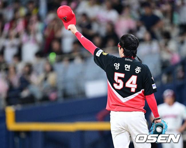 [OSEN=고척, 최규한 기자] 21일 서울 고척스카이돔에서 ‘2026 신한 SOL Bank KBO리그’ 키움 히어로즈와 KIA 타이거즈의 경기가 열렸다.이날 경기는 걸그룹 UDTT(우당탕탕 소녀단)이 시구 및 경기 전 공연을 펼치며 야구장을 뜨겁게 달궜다.4회말 1사 주자없는 상황 키움 데이비슨의 뜬공 타구를 KIA 우익수 나성범이 몸을 던지며 잡아냈다. 모자를 벗어 인사를 전하는 KIA 선발 양현종. 2026.08.21 / dreamer@osen.co.kr