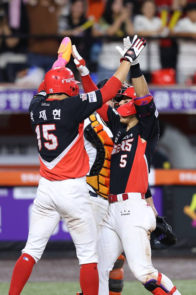 KIA 김도영이 19일 한화전에서 홈런을친 뒤 먼저 득점한 박재현과 하이파이브 하고 있다. KIA 타이거즈 제공