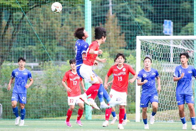 ▲ 양팀은 2-2로 비긴 뒤 승부차기에서 웃고 울었다. ⓒ한국대학축구연맹