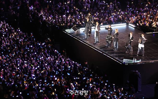 O BTS se apresenta no palco do 'BTS Comeback Live: Arirang', um show que comemora o lançamento do seu novo álbum *Arirang*, na Praça Gwanghwamun, em Seul, no dia 21 de março. Foto: Imprensa Conjunta