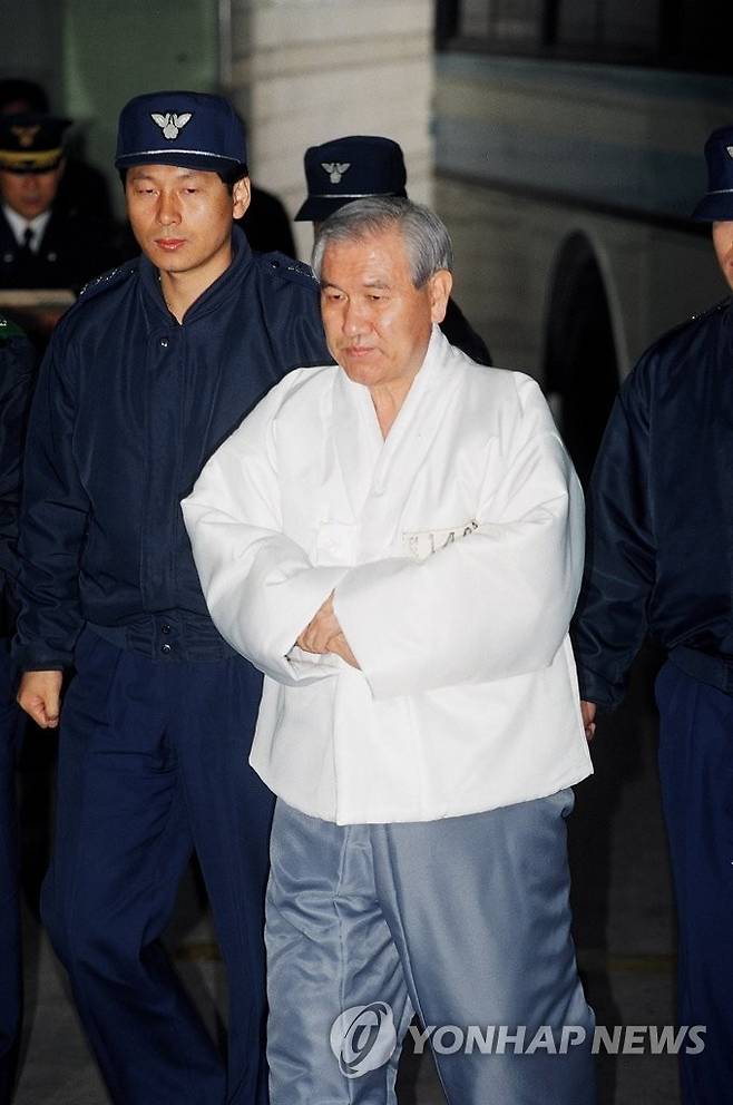비자금 사건 공판 출석하는 노태우 (서울=연합뉴스) 대한민국 제13대 대통령을 지낸 노태우 전 대통령이 26일 숨졌다.
    사진은 1995년 12월 18일 비자금 사건 첫공판에 출석하는 노태우 전 대통령. 2021.10.26 [연합뉴스 자료사진] photo@yna.co.kr
