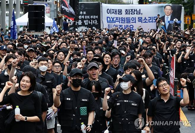 삼성전자 DX노조, DS부문과 보상격차 해소 요구 집회 (서울=연합뉴스) 윤동진 기자 = 21일 서울 삼성 서초사옥 인근에서 열린 삼성전자 DX노조의 'DS부문과 보상격차 해소 요구 집회'에서 참석자들이 구호를 외치고 있다. 2026.8.21 mon@yna.co.kr