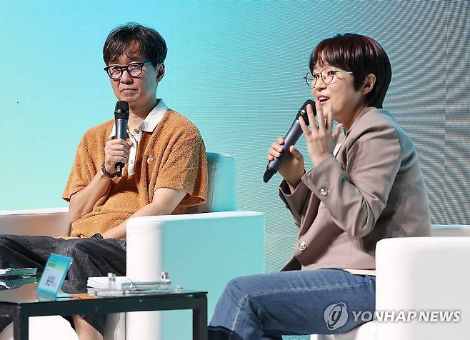 강연 나선 '왕사남' 장항준 감독 (서울=연합뉴스) 이재희 기자 = 영화 '왕과 사는 남자'를 연출한 장항준 감독(왼쪽)과 코미디언 송은이가 21일 서울 동대문구 한국콘텐츠진흥원 콘텐츠문화광장에서 열린 '2026 뉴콘텐츠아카데미(NCA) 쇼케이스' 오픈 스테이지 강연에서 질문을 주고받고 있다. 2026.8.21 scape@yna.co.kr
