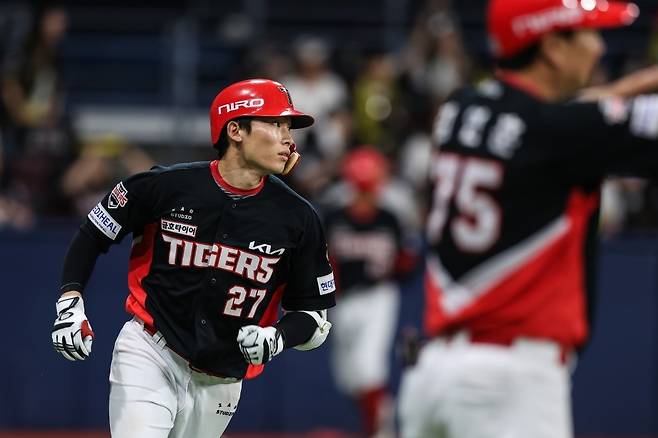 만루홈런 친 김호령 KIA 타이거즈 김호령이 21일 서울 고척스카이돔에서 열린 2026 신한SOL KBO리그 정규시즌 키움 히어로즈와 방문 경기 7회에 만루홈런을 친 뒤 그라운드를 돌고 있다. [KIA 타이거즈 제공. 재배포 및 DB 금지]