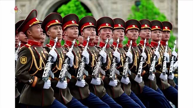 지난 5월 9일 러시아 모스크바 붉은광장에서 열린 러시아 전승절 81주년 기념 열병식에 북한군이 참가했다고 조선중앙TV가 10일 보도했다. 사진=뉴시스