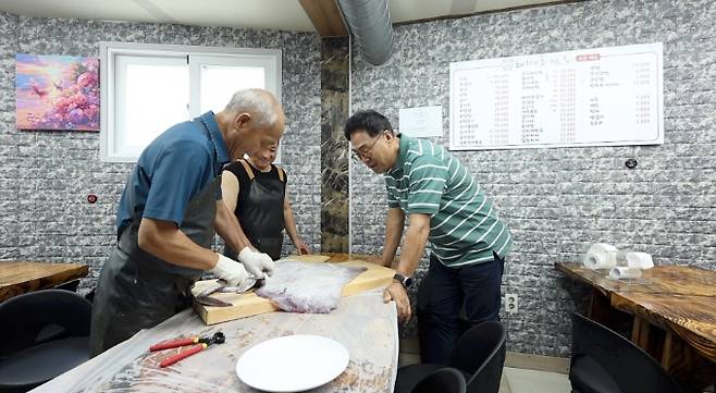 '동네한바퀴' 생홍어회, 생 홍어 한상 맛집