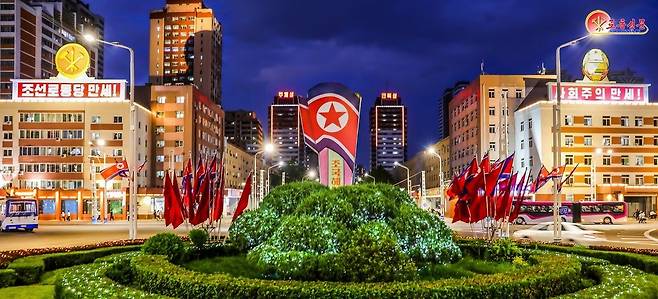북한 노동당 기관지 노동신문은 15일 “뜻깊은 명절의 환희로 설레이는 수도의 거리”라고 전했다.    [국내에서만 사용가능. 재배포 금지. DB 금지] (평양 노동신문=뉴스1)