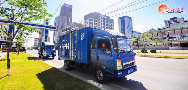 북한 노동당 기관지 노동신문은 18일 룡악산샘물공장의 샘물운반용 자동차들이 공급지들로 기운차게 달리고 있다고 보도했다.      [국내에서만 사용가능. 재배포 금지. DB 금지] (평양 노동신문=뉴스1)