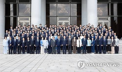 이재명 대통령이 29일 청와대 영빈관에서 열린 더불어민주당 의원 초청 오찬에 참석한 의원들과 기념촬영을 하고 있다.  대통령실 제공
