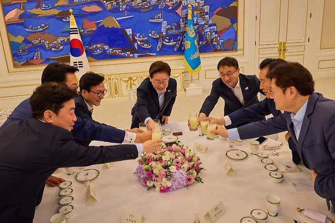 이재명 대통령이 19일 오후 청와대에서 더불어민주당 김민석 신임 대표와 후보에 도전했던 정청래, 송영길 의원 등과 만찬 간담회를 하고 있다. 청와대 제공