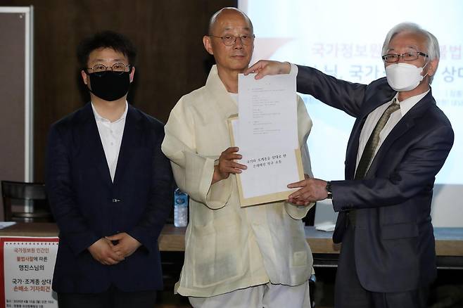 2020년 6월 15일 서울 중구 우리함께빌딩에서 열린 이명박 정부 시절 국가정보원 민간인 불법사찰 관련 국가·조계종 손배소 기자회견에서 명진스님(가운데)이 관계자들과 소송 취지를 설명하고 있다. 연합뉴스
