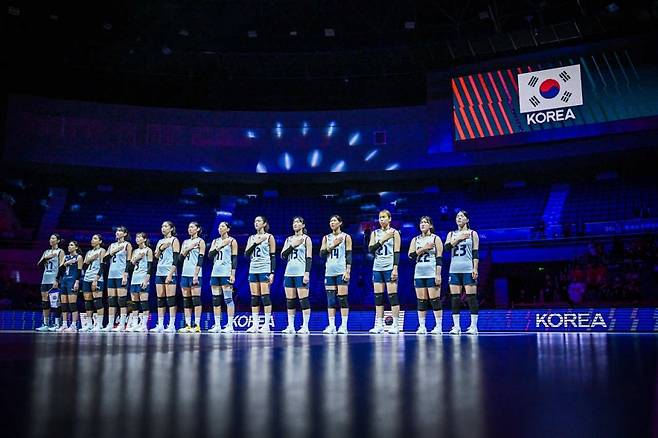 한국 여자 배구 대표팀이 22일 중국 톈진 올림픽 센터 체육관에서 열린 2026 아시아여자배구선수권대회 조별리그 C조 베트남과 첫 경기를 앞두고 애국가를 듣고 있다. 사진=FIVB&nbsp;