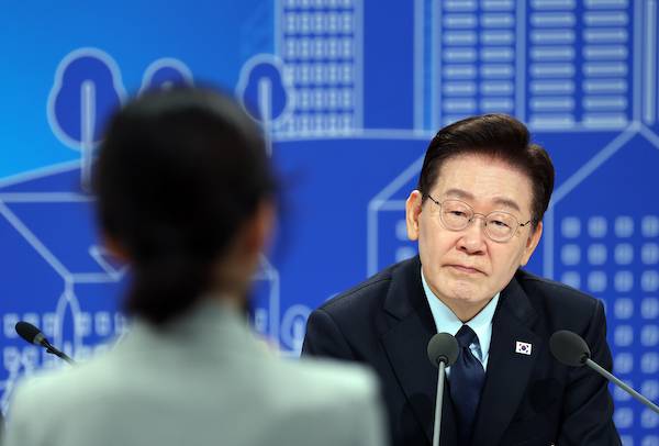 ▲ 2026년 7월23일 이재명 대통령이 서울 여의도 KBS 별관에서 열린 부동산정책 국민 대토론회에서 참석자 발언을 듣고 있다. ⓒ연합뉴스