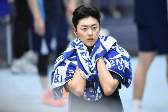 박종하가 쓰러졌다. 성균관대의 공격을 막는 과정에서 착지가 불안했고 오랜 시간 일어나지 못했다. 경기는 그대로 끝났다. 그리고 손창환 감독은 물론 대학 시절 스승이었던 김상준 감독 역시 안타까운 마음으로 상황을 지켜봤다. 사진=KBL 제공