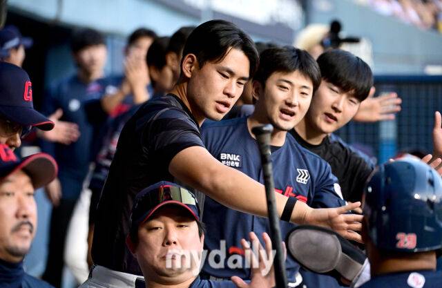 2026년 4월 16일 오후 서울 잠실구장에서 열린 '2026 신한 SOL KBO리그' 롯데 자이언츠와 LG 트윈스의 경기. 롯데 3루 주자 빅터 레이예스가 1회초 2사 1.3루서 윤동희의 1타점 2루타 때 홈을 밟자 김진욱이 축하하고 있다./유진형 기자